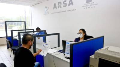 Una persona es atendida en la oficina de la Arsa.