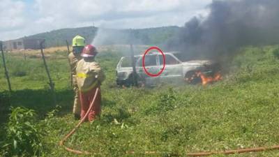 Los bomberos lograron identificar que en la parte trasera del vehículo estaba el cadáver.