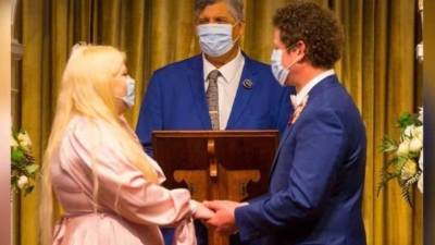 A la pareja se les permitió quitarse los guantes para el intercambio de anillos.