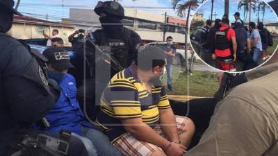 Agentes custodiando en vehículos a los presuntos integrantes de 'Los Pumas' en la colonia Suyapa.