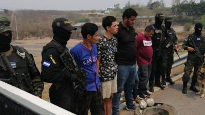 Las autoridades de la Fuerza Nacional Antimaras y Pandillas presentaron a los detenidos.