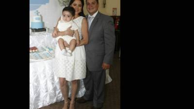 El bendecido Saíd Antonio con sus padres Nohemí y Saíd Kawas.