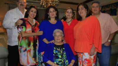 Jorge, Carolina y Martha Canahuati, Ruth Marie Sabillón, María Teresa Canahuati y Juan Carlos Sabillón con la feliz agasajada.