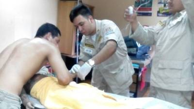 La niña Alisson Cabrera Oliva al momento de recibir los primeros auxilios de parte de los Bomberos.