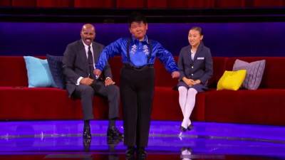 Cuando el adorable bailarín comenzó a mostrar sus movimientos, el público enloqueció de alegría, y hasta Steve Harvey decidió unirse al baile.