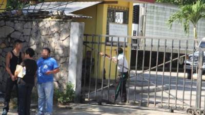 Familiares llegaron este jueves a Medicina Forense para reclamar el cuerpo del menor.