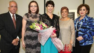 Julio Escoto, Nidia Manzanares, la homenajeada Flor Alvergue, Hilda Córdoba y Jackie Rivera.
