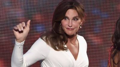 La estrella televisiva Caitlyn Jenner no pudo contener la emoción al subir al escenario para recoger su premio Arthur Ashe al Valor en la ceremonia de entrega de los ESPY, celebrada ayer en Los Ángeles, durante la que ofreció un discurso promoviendo la integración de las personas transexuales.