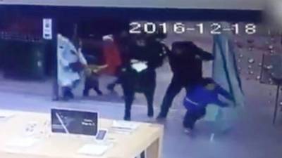 Una captura de video cuando el docente de 60 años simulaba el secuestro.