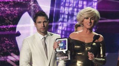 Fotografía de archivo del 15 de agosto de 2013 de la actriz Christian Bach (d), quien recibía un premio por telenovela 'La Mala Mas Buena' durante la gala de los Premios Tu Mundo, organizada por la cadena Telemundo, en el American Airlines Arena de Miami (EE.UU.). EFE/Archivo