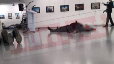 La escena del atentado fue dentro de una galería de arte.