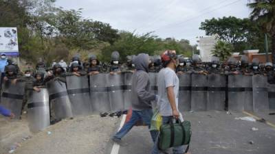 Soldados del Ejército guatemalteco bloquean el camino a los migrantes hondureños, parte de una caravana que se dirige a los Estados Unidos, en Vado Hondo. Foto AFP