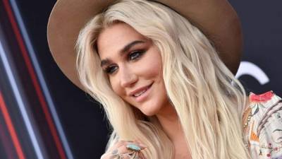 La cantante compartió una inusual foto en sus redes sociales con un maquillaje mucho más natural de lo habitual dejando ver como es en realidad.