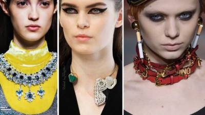 Los collares “choker” o gargantillas en esta época se elaboran en una gran variedad de materiales y muchas veces incluyen un colgante o dije. Tienen una onda retro y maravillosa que va desde lo muy elegante hasta lo casual, dependiendo de en qué se realicen.