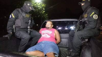 Rommel Adolfo Molina Rodríguez siendo llevado por agentes Anti Maras y Pandillas.