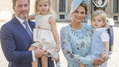 La princesa Magdalena y Chris O'Neill junto a sus dos hijos, Leonor y Nicólas de Suecia.