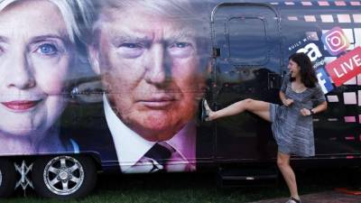 El tema de la actitud de Donald Trump hacia las mujeres no faltó en el segundo debate presidencial.