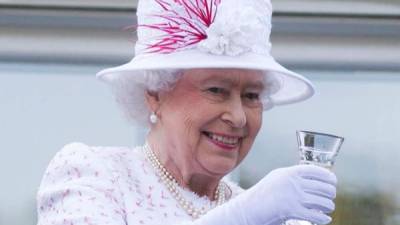 La reina Isabel II venderá la marca de ginebra cuyos fondos serán destinados a conservar la colección real.