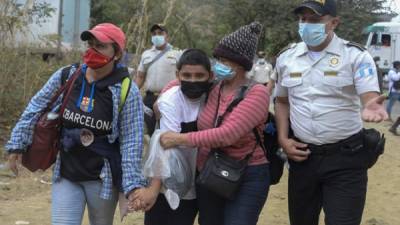 Migrantes que arribaron en caravana desde Honduras rumbo a Estados Unidos, son vistos luego de que las fuerzas de seguridad los dispersaran en Vado Hondo, Guatemala. Foto AFP