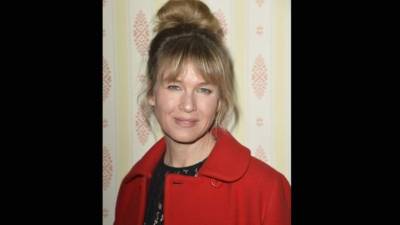 La actriz Renee Zellweger luce mucho más joven.