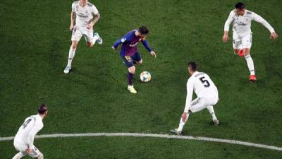 El delantero argentino del Barcelona, Leo Messi (c), controla el balón ante jugadores del Real Madrid, durante el último encuentro disputado entre ambos equipos en el Camp Nou, el 6 de febrero de 2019 en la ida de las semifinales de la Copa del Rey.