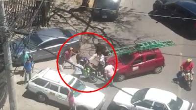 El video muestra a siete taxistas propinar patadas y puñetazos al motociclista.