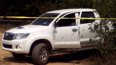 Así quedó el vehículo Toyota en el que fueron emboscados el regidor y otras personas en Jocón, Yoro.