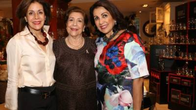 Elisa Nasser, Luisa Dumas y Carolina Canahuati compartieron en el coctel navideño de la tienda Eleganza en Tegucigalpa.