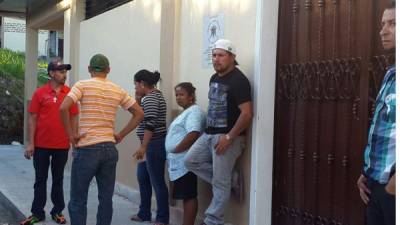 Familiares de las víctimas cuando esperaban los cuerpos de las víctimas en la morgue del hospital.