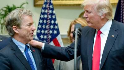El senador Rand Paul conversa con el presidente Donald Trump.