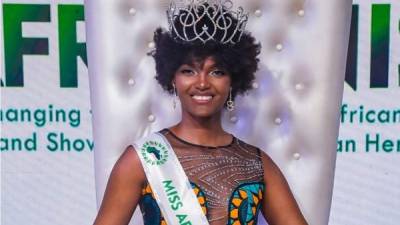 Miss África 2019 Dorcas Kasinde se llevó el susto de su vida cuando su melena se incendió durante su coronación.