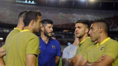 Jugadores del Boca en el reconocimiento de la cancha.
