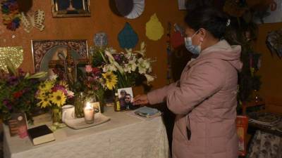 Lucrecia Alba Xaminez, esposa de Celso Escu Pacheco, un guatemalteco que sobrevivió al accidente en México donde murieron más de 50 migrantes, reza con sus hijas en Paraje Pamezabal.