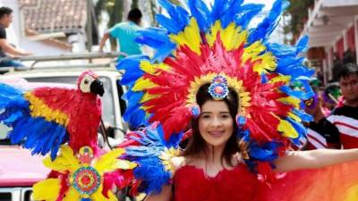 Este día desfilaron las mojigangas como parte del programa de la Feria Patronal Copán Ruinas 2019, miles de copanecos se hicieron presentes en la ruta del recorrido. Fotos de la Cámara de Turismo de Copán Ruinas.