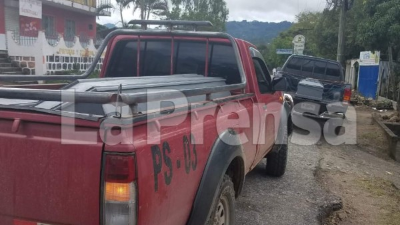 Momentos en que el cadáver de Sonia Patricia Argueta de 25 años era sacado de la morgue.