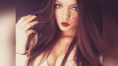 Emma Hulse, una joven de origen británico, ha acaparado titulares en los medios de comunicación de Reino Unido luego de que denunciara haber sido discriminada en su trabajo 'por ser demasiado bonita'.