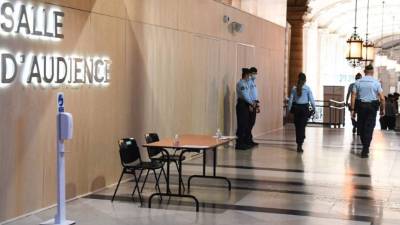 Agentes de los gendarmes franceses patrullan fuera de la sala temporal preparada para el juicio de los acusados ​​de los ataques de París. Foto AFP