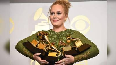 La cantante Adele con los premios que recibió.