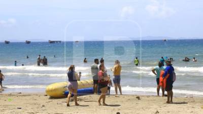 Familias enteras disfrutando de las playas de Tela durante esta Semana Santa.