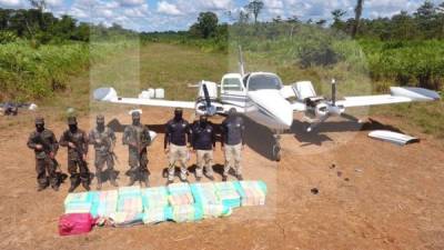 De la avioneta blanca con franjas grises sacaron 568 kilos de cocaína; pero los narcotraficantes lograron llevarse un cargamento con igual cantidad de la aeronave con franjas azules. La Atic inspeccionó ayer la zona.