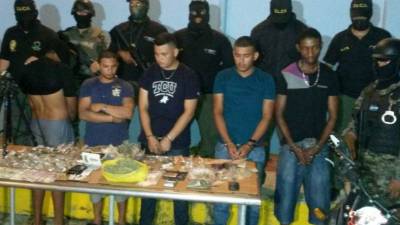 Los detenidos fueron presentados ante los medios de comunicación.