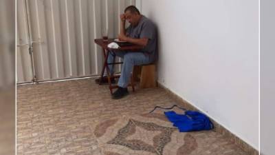 'Al venir del hospital este rinconcito es mi comedor para evitar CONTAMINAR a mi familia', dice el doctor Daniel Alvarado.