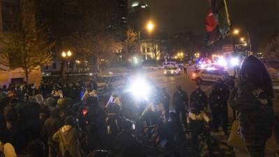 Activistas de Black Lives Matter forman una línea frente a policías para protestar por el tiroteo contra Makiyah Bryant. Foto AFP