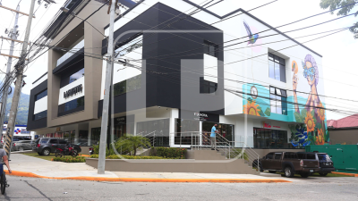 Un hermoso mural de la artista hondureña Nicolle Suazo le da realce a la fachada del vistoso edificio que ya abrió sus puertas con una inversión millonaria . Yoseph Amaya