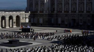 El rey de España Felipe IV pronuncia un discurso durante una ceremonia de estado en honor a las víctimas del covid-19. Foto AFP