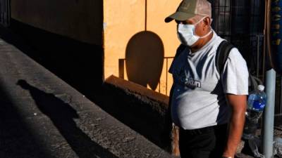 Un adulto mayor se protege con una mascarilla para evitar contagiarse con COVID-19. Foto: AFP