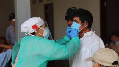 Personal de Salud revisando a los abuelos tras conocerse más de 15 casos de coronavirus en el asilo.