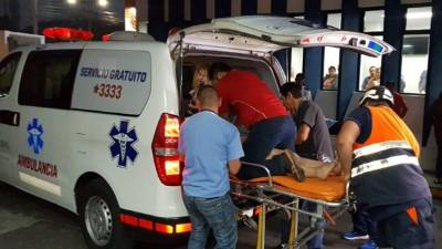 Momento en que trasladaban a los afectados por el accidente en carretera al norte del país.