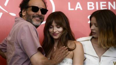 La actriz Dakota Johnson y el director Luca Guadagnino. Foto: AFP