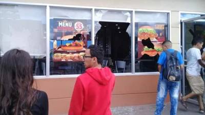 En este negocio de comidas rápidas fue lanzada una bomba molotov.